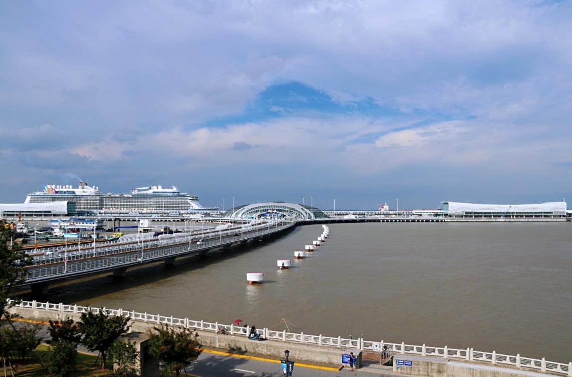 Linjiang International Cruise Baoyang Road Hotel 4*